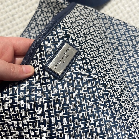 Tommy Hilfigure Blue & White Monogram Crossbody Bag Canvas Shoulder Bag - Picture 4 of 8